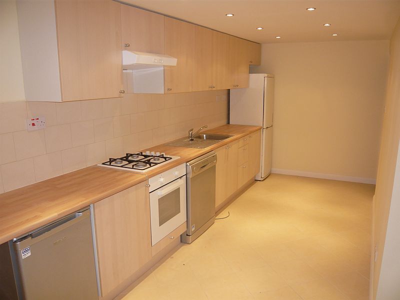 Spacious rooms to let in 6 Bed House with driveway & garden located in Potters Bar.
